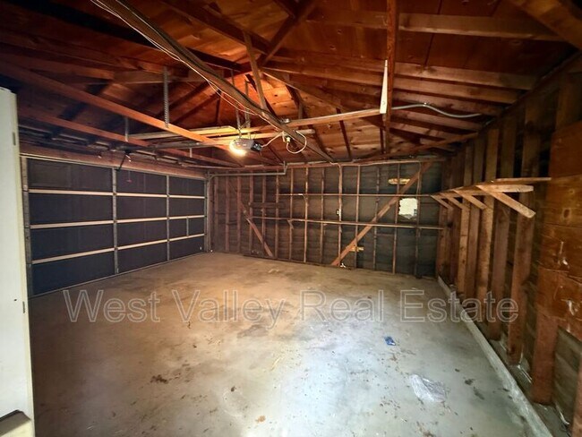 Building Photo - 602 Philippine St