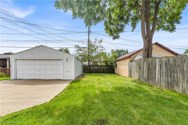 Building Photo - 6911 Farnsworth Dr