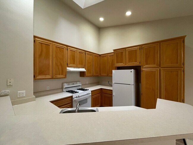 Building Photo - 2 Bed 2 Full Bath Townhome Style Apartment w/Attached Garage