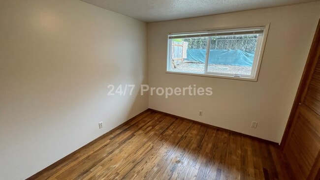Building Photo - Beautiful 4 BD | 2 BA Corner Lot Home - Mi...