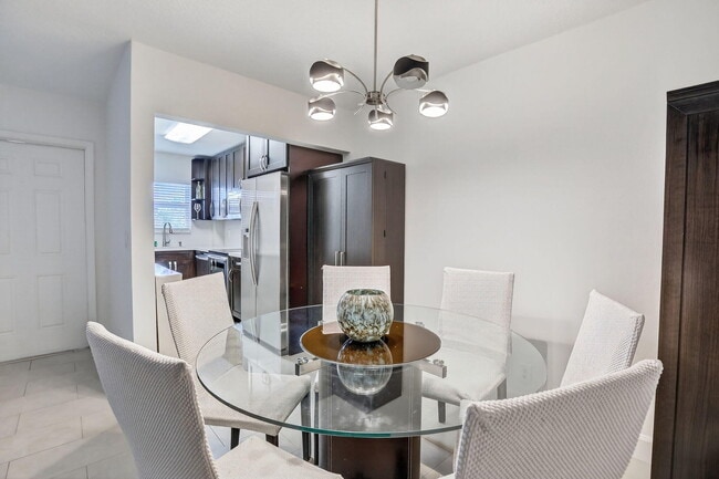 Building Photo - 581 Blue Heron Dr