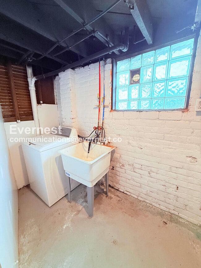 Building Photo - 4 Bed/2 Bath Home with Fenced Yard / Vouchers Accepted / Available Soon!