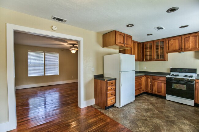 Building Photo - 2002