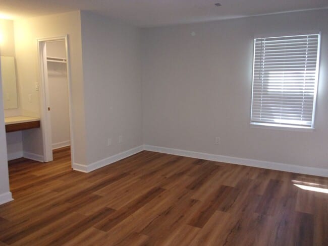 Building Photo - Beautiful 3 Bedroom 2 Bath Ground Level Condo in Tall Oak Villas