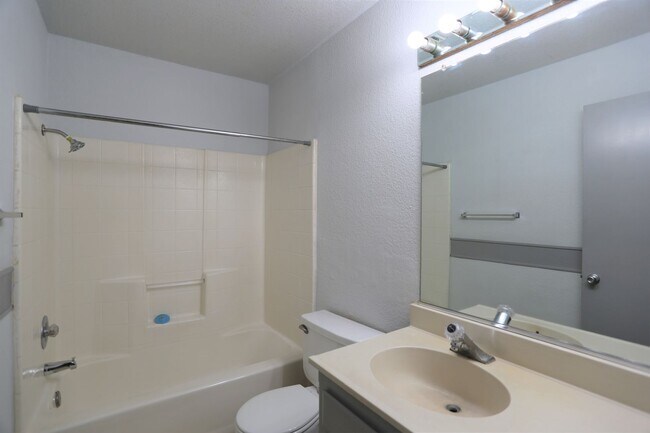 Building Photo - Great home on a cul de sac