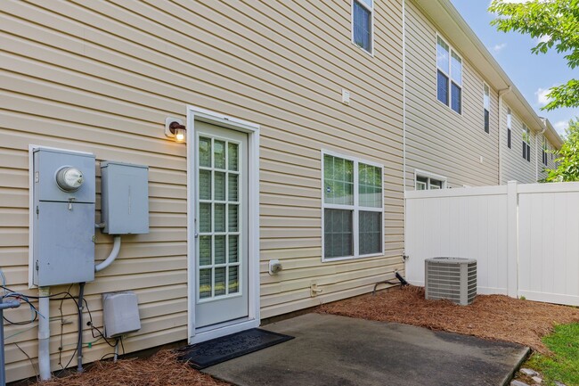 Building Photo - Spacious Townhome in Greensboro NC