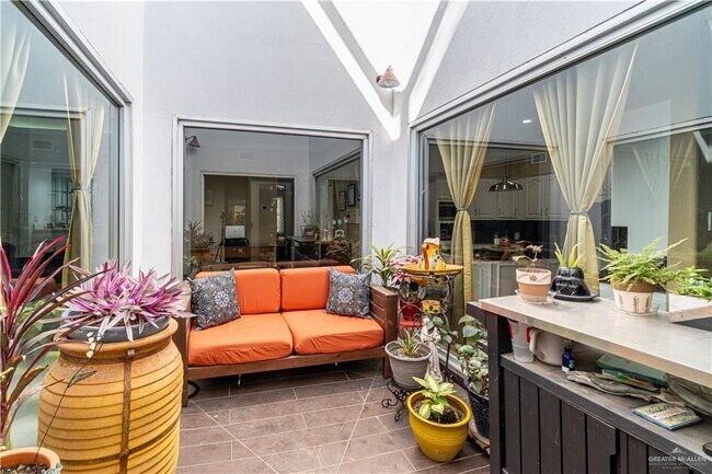 Building Photo - 19 S Col Rowe Blvd