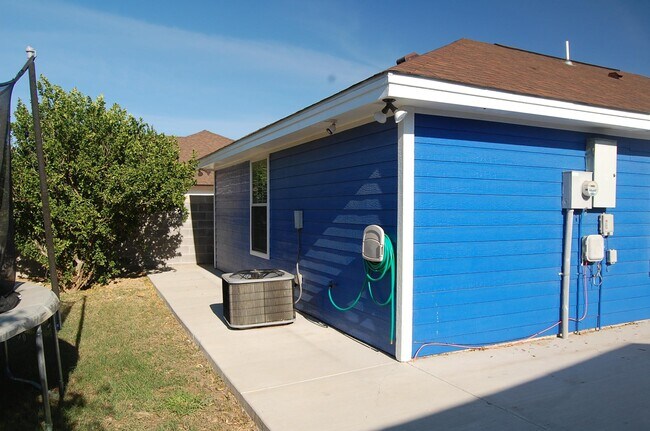 Building Photo - 3222 Monclova Dr