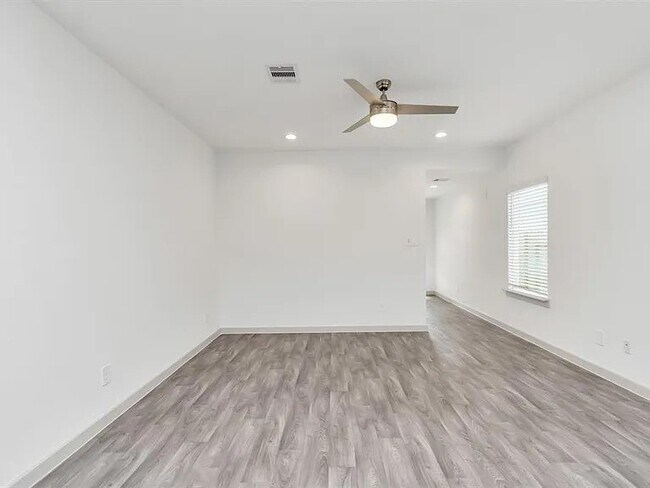 Building Photo - 12735 Ermine St