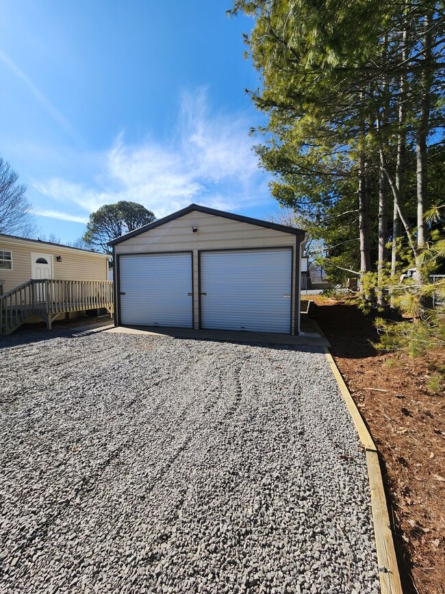 Building Photo - Black Mountain Rental with Garage!