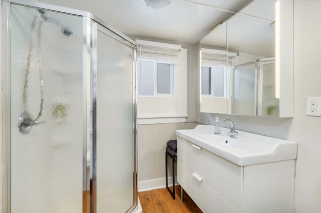 Building Photo - Stunning Duplex in Historic Old Town