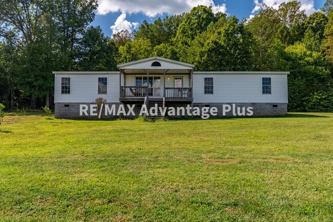Building Photo - Spacious 4 bedroom home in private setting
