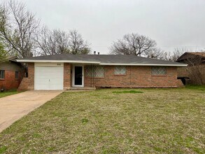 Building Photo - Charming Moore Home with Big Backyard!