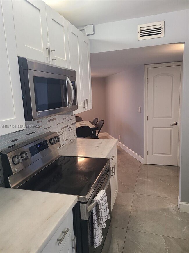 Building Photo - 3401 N Country Club Dr