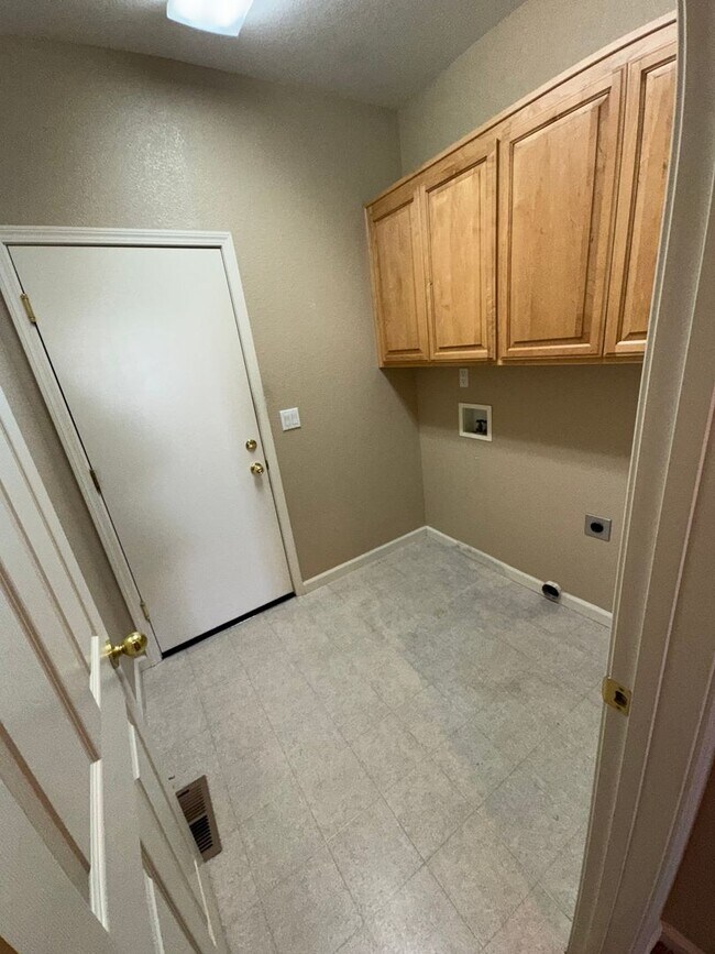 Building Photo - Gorgeous One Story 4 bedroom with Flex Space