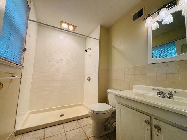 Building Photo - 4 Bedroom, 2.5 Bath Townhouse