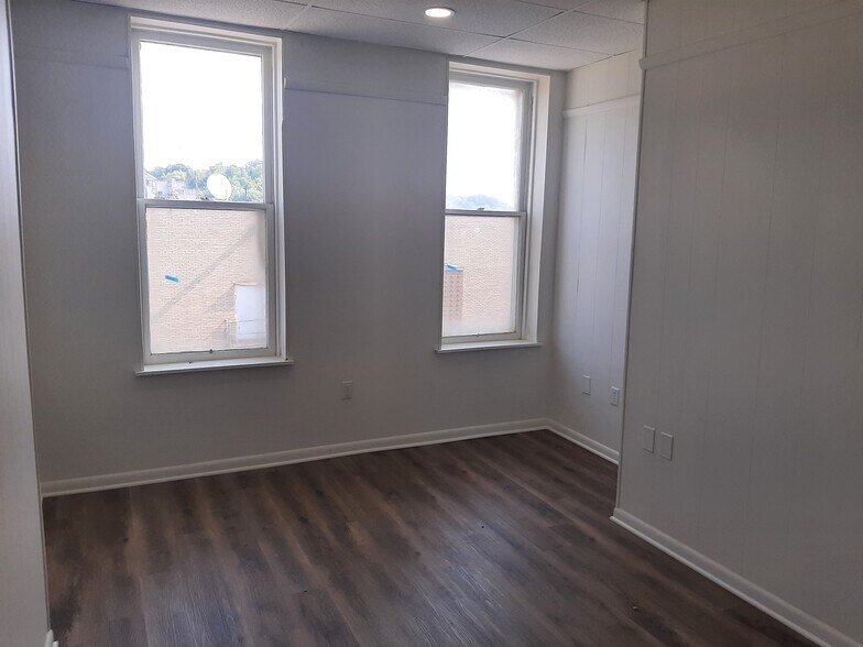 Bedroom - 19 W Washington St