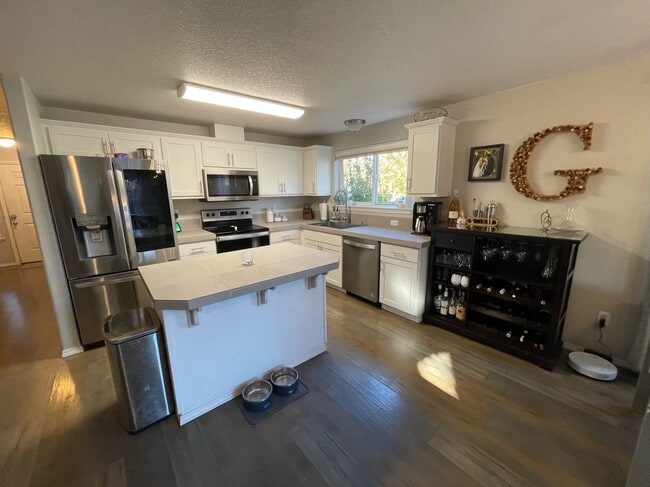 Building Photo - 527 Whitney Dr