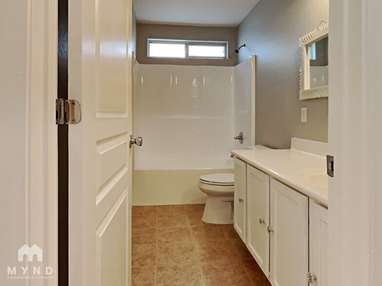 Building Photo - 1423 E Poncho Ln