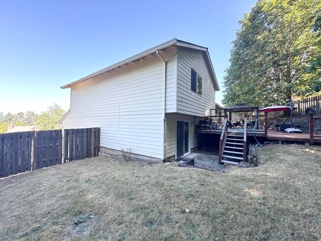 Building Photo - 3 Bed 2.5 Bath 3 Level Home w/ Furnished B...