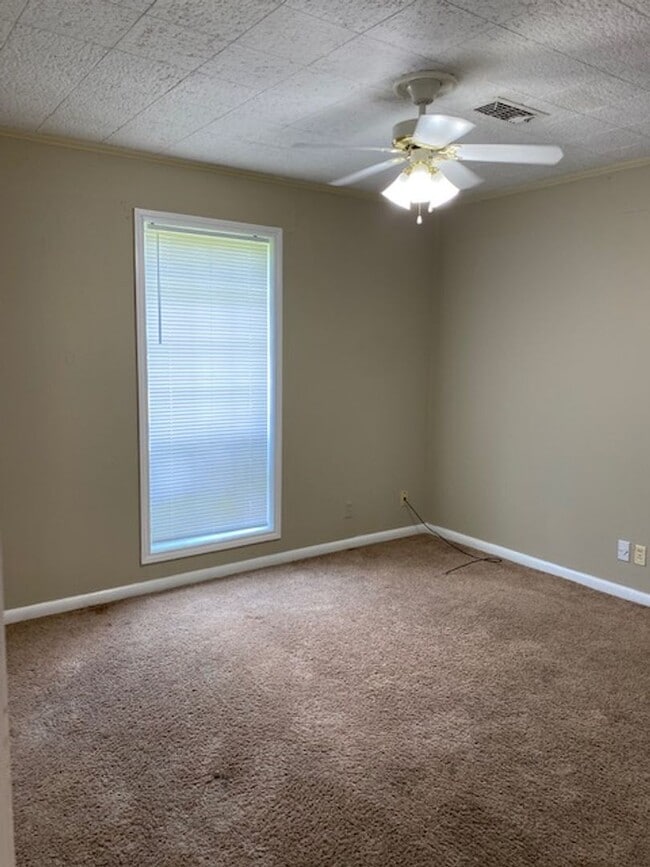 Building Photo - Spacious 3 bed 2 bath home in Town and Country Subdivision