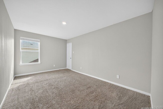 Building Photo - 5-BEDROOM HOME IN LUCKEY RANCH