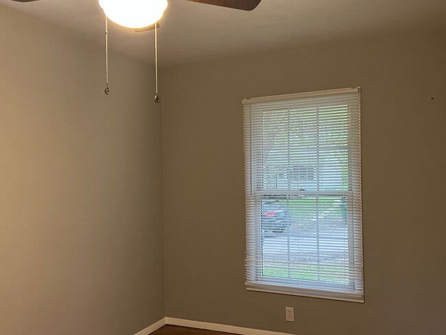 Building Photo - Spacious 4 BEDROOM 2 FULL BATHS PLENTY OF ...