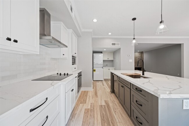 Building Photo - 2113 Lake Village Dr