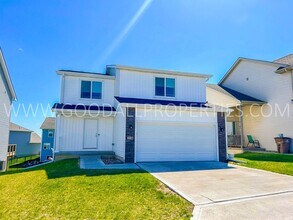 Building Photo - 4 Bedroom 3.5 bathrooms with a walkout finished basement in Norwalk