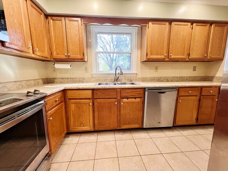 Building Photo - 2305 Moors Landing