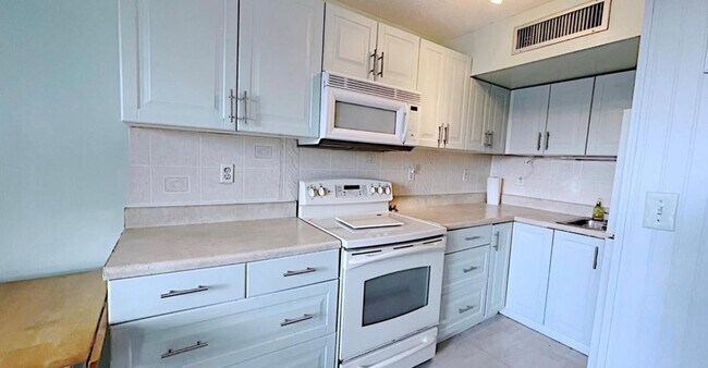 Building Photo - 1200 Colonnades Dr