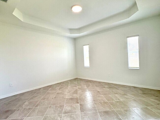 Building Photo - Brand New Luxury Rental in Wellen Park – Never Lived In!