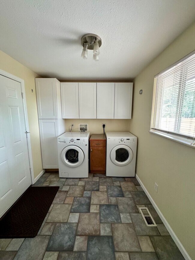 Building Photo - Spacious 4-Bedroom House Near Open Space in Heatherwood, Boulder