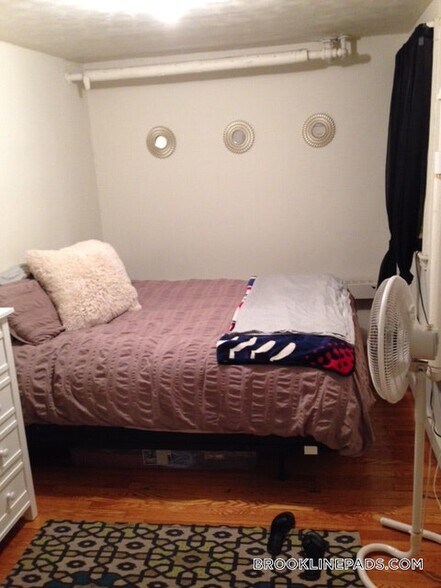 Building Photo - 1589 Beacon St