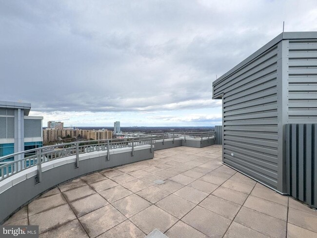 Building Photo - 8220 Crestwood Heights Dr