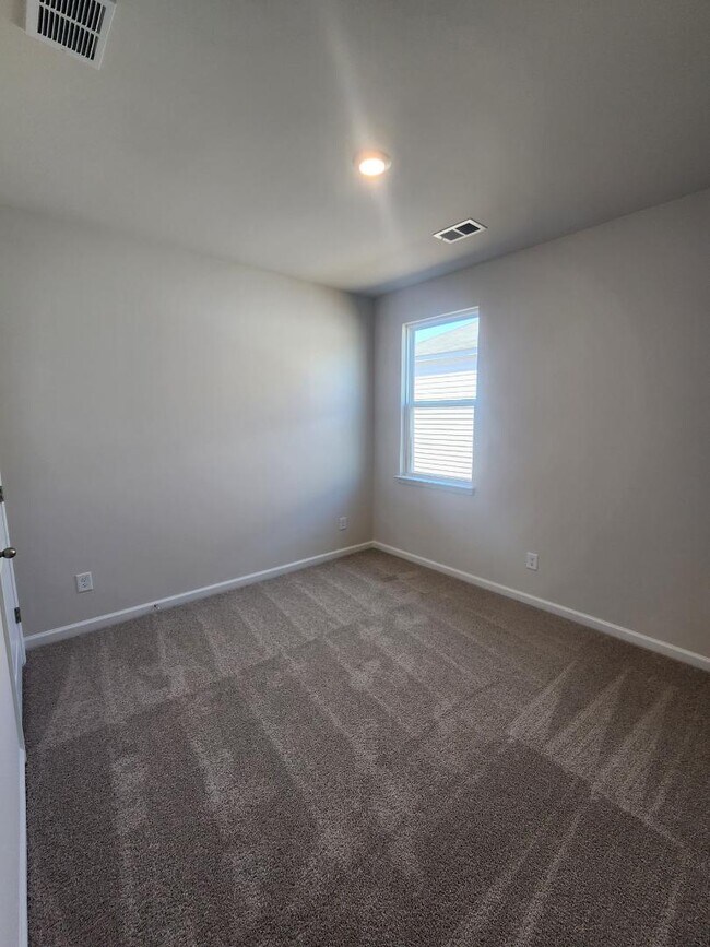 Building Photo - 227 Londonshire Dr