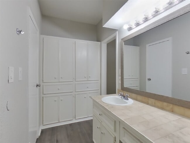 Building Photo - 535 Shady Brook Dr