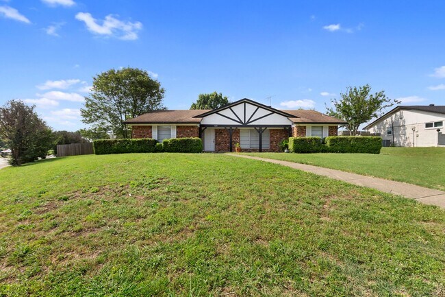 Building Photo - Charming 3-Bedroom, 3-Bathroom Home with S...