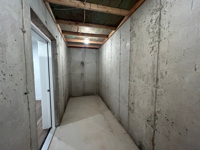 Building Photo - 3 Bedroom 2 Bathroom -Basement Apartment-Saddlebrook Dr. Santaquin