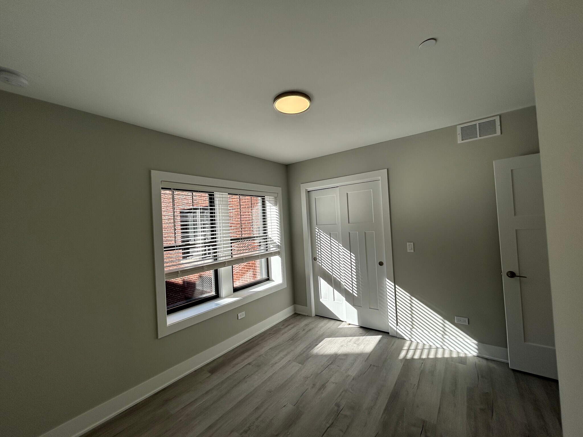 Building Photo - 1131 Oak Ave