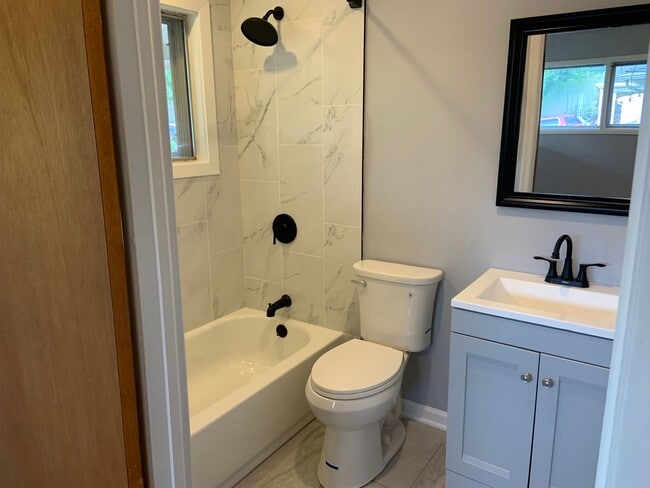 Building Photo - Beautiful Large 3 bedroom 2 bath in Levitt...