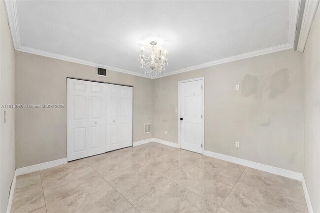 Building Photo - 810 E 9th Pl