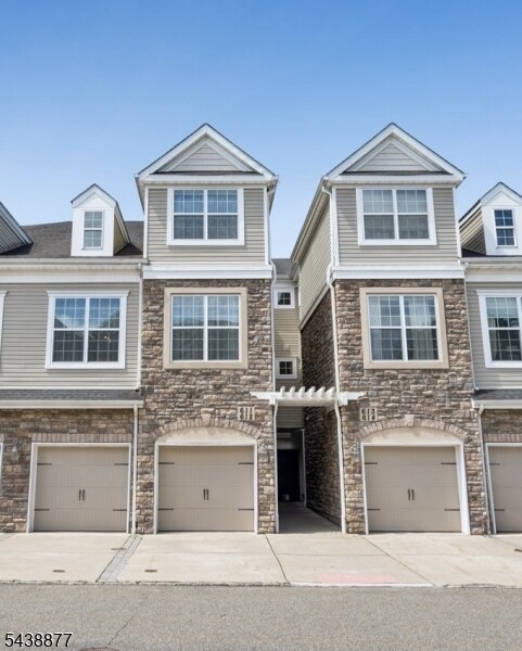 Building Photo - 612 Lopez Ln
