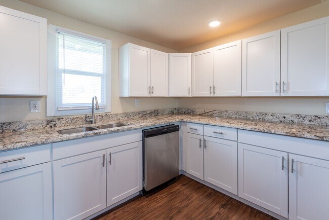 Building Photo - 3 Bed | 2 Bath in Coweta!