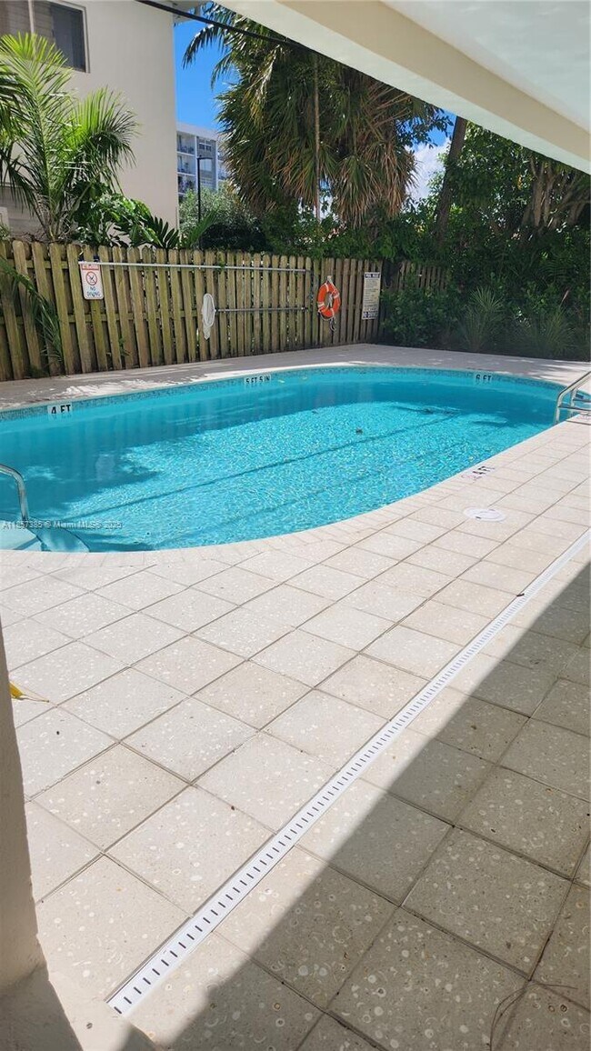 Building Photo - 1020 94th St