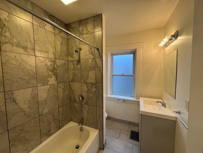 Building Photo - Great Morningside Row House with Front Porch!