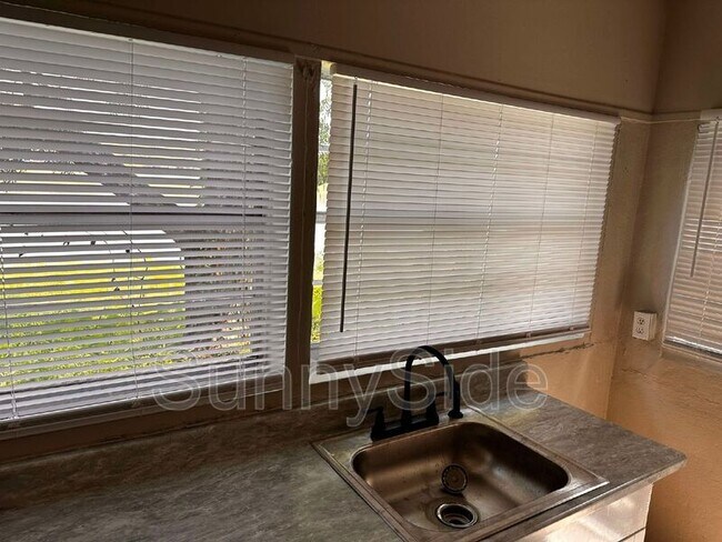 Building Photo - 8105 W Colonial Dr