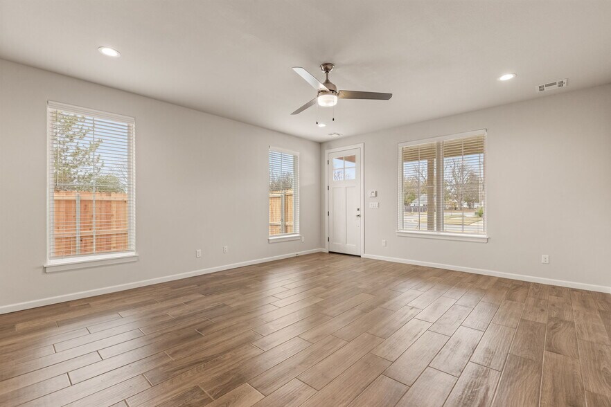 Building Photo - 319 W Commercial St