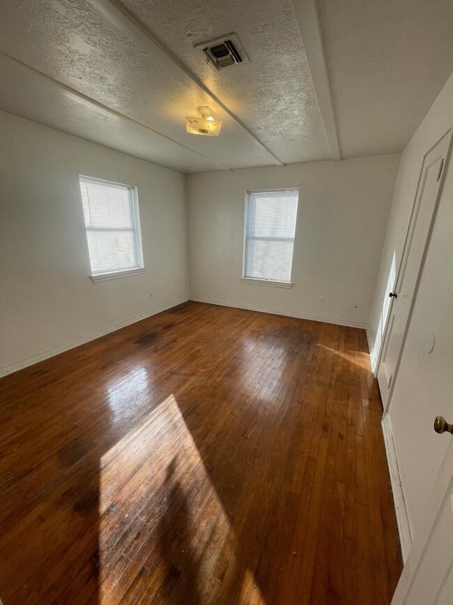 Building Photo - 1 Bed 1 Bath Duplex For Lease!