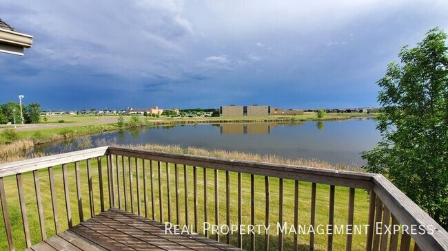 Building Photo - 2 Bed 2 Bath Townhouse with a View in West...